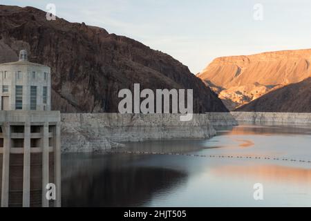 Vue sur le lac Mead depuis le barrage Hoover en 2016 montrant l'anneau blanc de la baignoire crayeux reflétant le faible niveau d'eau du lac Mead. Banque D'Images