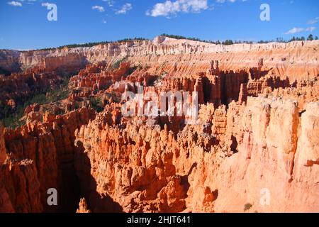 Le champ infini de hoodoos rouges, source d'inspiration, se trouve dans le parc national de Bryce Canyon, dans l'Utah Banque D'Images