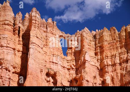 Une fenêtre en forme de foyer dans les hoodoos de roche rouge du parc national de Bryce Canyon dans l'Utah Banque D'Images