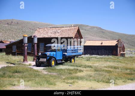 La station-service abandonnée et le camion bleu de la ville fantôme de Bodie dans le désert de la Californie Banque D'Images