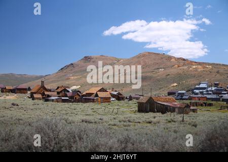 Les belles ruines de la ville de Bodie, où se trouvent la ruée vers l'or, avec les montagnes et le désert du Nevada Banque D'Images