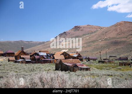 Les belles ruines de la ville de Bodie, où se trouvent la ruée vers l'or, avec les montagnes et le désert du Nevada Banque D'Images