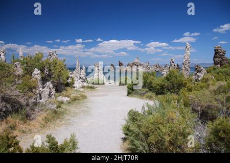 Tours de tufa volcaniques et hoodoos du lac Mono en Californie de l'est près des lacs Mammoth et Reno, Nevada Banque D'Images