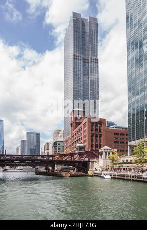 Bâtiments Hi Rise près de la rivière Chicago Banque D'Images