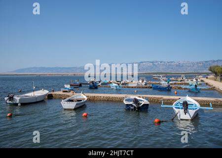 Vue panoramique sur le port de la ville croate de Nin avec les montagnes Velebit en arrière-plan, jour d'été, ciel bleu Banque D'Images