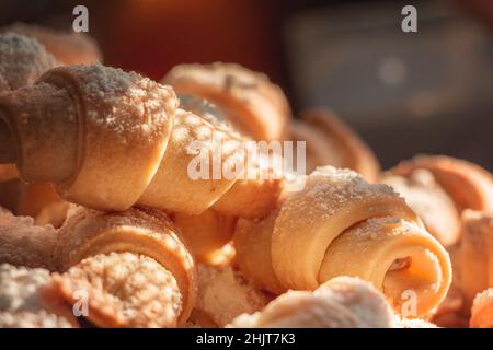 Biscuits bagels avec confiture en poudre de sucre dans une assiette sur fond sombre. Banque D'Images