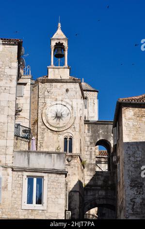 Célèbre clocher avec troupeau d'hirondelles volant autour de lui, Split, Croatie Banque D'Images