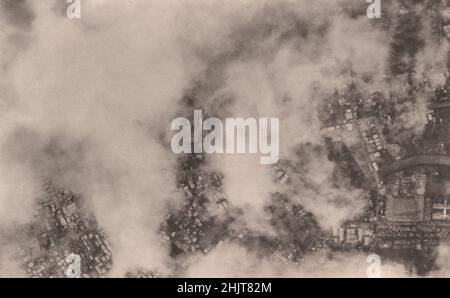 Tremblement de terre au Japon 1923: La ville de Yokohama en flammes:-Une scène dans le quartier du bureau de la préfecture de Kanagawa à partir d'un avion Banque D'Images