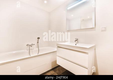 Une petite salle de bains luxueuse avec baignoire dans une maison élégante Banque D'Images