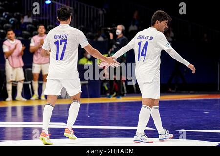 AMSTERDAM, PAYS-BAS - JANVIER 31: Birzhan Orazov du Kazakhstan, Douglas Junior du Kazakhstan après avoir inscrit des buts dans les deux minutes durant le match de quarts de finale de l'Euro 2022 du Futsal masculin entre le Kazakhstan et l'Ukraine au Ziggo Dome le 31 janvier 2022 à Amsterdam, pays-Bas (photo de Jeroen Meuwsen/Orange Pictures) Banque D'Images