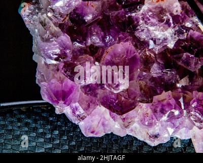 Pierre de naissance de février à Amethyst Crystal Banque D'Images