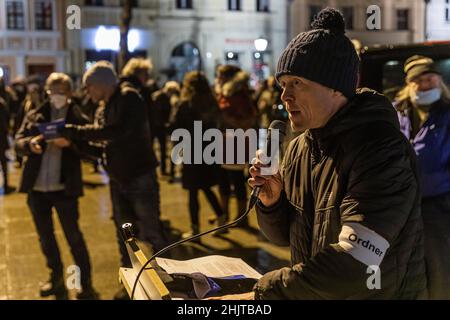 Cottbus, Allemagne.31st janvier 2022.Lars Schieske (AfD), membre du Parlement de l'État de Brandebourg, s'adresse aux participants d'une manifestation contre la politique de Corona.Le rallye, annoncé par le chef de faction de l'AfD de Brandebourg Berndt, a été décomposé parce que les distances et les exigences de masque n'ont pas été observées.Credit: Frank Hammerschmidt/dpa/Alay Live News Banque D'Images