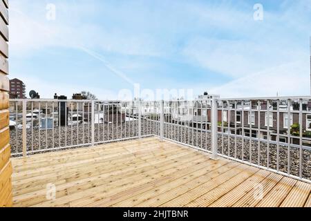 Immense balcon luxueux avec parquet dans une maison élégante Banque D'Images