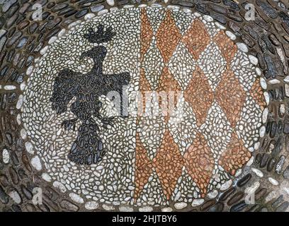 Dolceacqua ,Ventimiglia, province Imperia , Ligurie ,Italie:août 12,2021.la place dell'Armatore avec la mosaïque Grimaldi-Doria blason. Banque D'Images