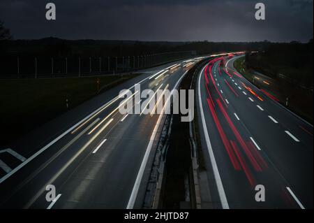 Lumières des voitures de conduite sur une autoroute la nuit en Allemagne, longue exposition avec flou de mouvement, espace de copie, mise au point sélectionnée Banque D'Images