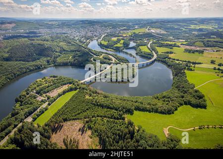 Vue aérienne, Biggesee, lac supérieur avec pont Landesstraße L512, pont route fédérale B54, ville d'Olpe, Olpe, pays aigre, Rhénanie-du-Nord-Westphalie,Allemagne, Banque D'Images