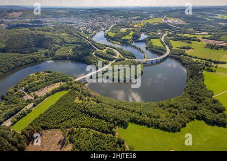 Vue aérienne, Biggesee, lac supérieur avec pont Landesstraße L512, pont route fédérale B54, ville d'Olpe, Olpe, pays aigre, Rhénanie-du-Nord-Westphalie,Allemagne, Banque D'Images