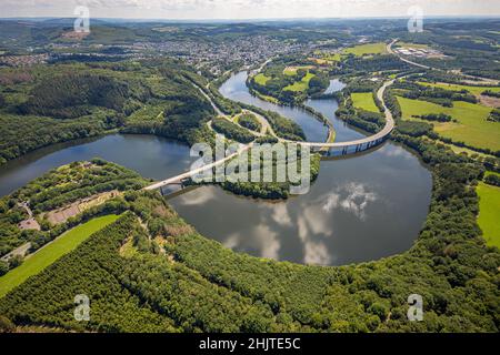 Vue aérienne, Biggesee, lac supérieur avec pont Landesstraße L512, pont route fédérale B54, ville d'Olpe, Olpe, pays aigre, Rhénanie-du-Nord-Westphalie,Allemagne, Banque D'Images