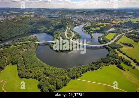 Vue aérienne, Biggesee, lac supérieur avec pont Landesstraße L512, pont route fédérale B54, ville d'Olpe, Olpe, pays aigre, Rhénanie-du-Nord-Westphalie,Allemagne, Banque D'Images