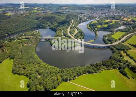 Vue aérienne, Biggesee, lac supérieur avec pont Landesstraße L512, pont route fédérale B54, ville d'Olpe, Olpe, pays aigre, Rhénanie-du-Nord-Westphalie,Allemagne, Banque D'Images