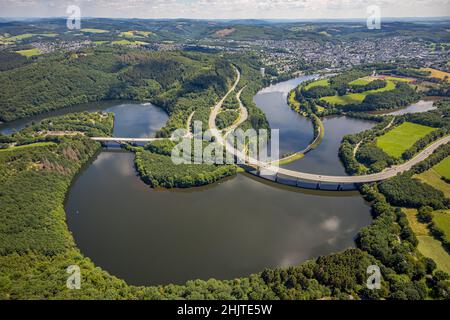 Vue aérienne, Biggesee, lac supérieur avec pont Landesstraße L512, pont route fédérale B54, ville d'Olpe, Olpe, pays aigre, Rhénanie-du-Nord-Westphalie,Allemagne, Banque D'Images