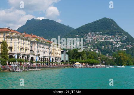 Belle vue de quelques vieux bâtiments de Lugano Suisse vue depuis le lac par une journée ensoleillée en été Banque D'Images