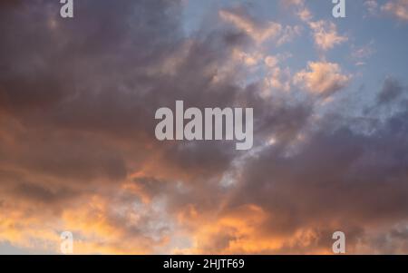 Soleil orange de l'après-midi éclairé sur bleu foncé coucher de soleil ciel, fond de la nature Banque D'Images