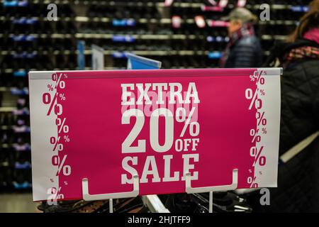 Affiche de réduction supplémentaire de 20 % rose vif à la boutique de chaussures Banque D'Images