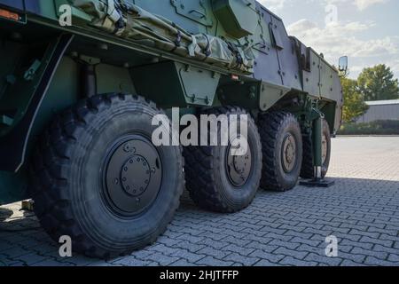 Grands pneus de qualité militaire sur véhicule militaire gris vert, détail gros plan Banque D'Images