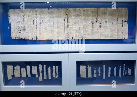 Papyrus écrit en grec cursif contenant une liste de noms pour les oeuvres curvèe dans le Delta, en exposition dans la collection égyptienne au Musée national archéologique de Naples 'ann', deuxième en Italie après le Musée égyptien à Turin.Napoli, Italie, le 31 janvier 2022.Crédit: Vincenzo Izzo/Alamy Live News Banque D'Images