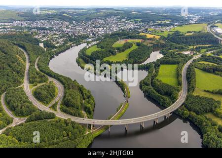 Vue aérienne, Biggesee, lac supérieur avec pont route nationale L512, pont route fédérale B54, ville d'Olpe, Olpe, pays aigre, Rhénanie-du-Nord-Westphalie,Allemagne, B Banque D'Images