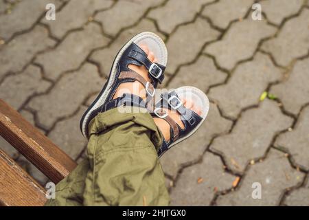 Chaussures orthopédiques de l'enfant sur les pieds du garçon Banque D'Images