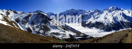 Panorama des montagnes et de la neige dans l'Himalaya trekking le long de la vallée de Langtang au Népal. Banque D'Images