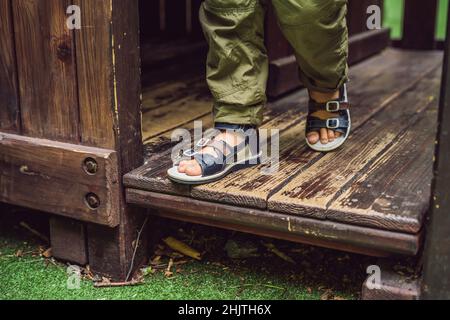 Chaussures orthopédiques de l'enfant sur les pieds du garçon Banque D'Images