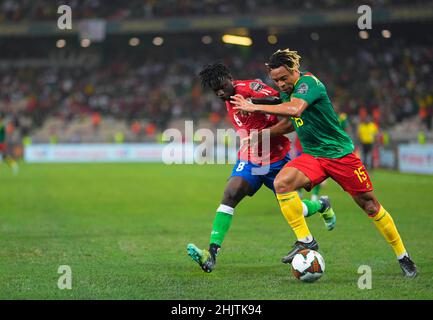 Douala, Cameroun, 29 janvier 2022: Ebrima Darboe de Gambie et Pierre Kunde du Cameroun pendant le Cameroun contre la Gambie, coupe d'Afrique des Nations au stade de Japoma.Prix Kim/CSM. Banque D'Images