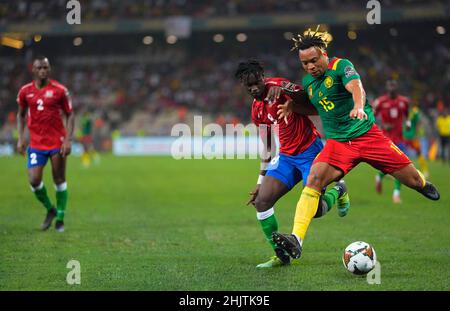 Douala, Cameroun, 29 janvier 2022: Ebrima Darboe de Gambie et Pierre Kunde du Cameroun pendant le Cameroun contre la Gambie, coupe d'Afrique des Nations au stade de Japoma.Prix Kim/CSM. Banque D'Images