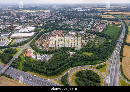 Vue aérienne, logement du domaine Am Kastanienhof à la jonction de l'autoroute Dortmund Unna, Unna, région de la Ruhr, Rhénanie-du-Nord-Westphalie, Allemagne,Autoroute A1, A44 Banque D'Images