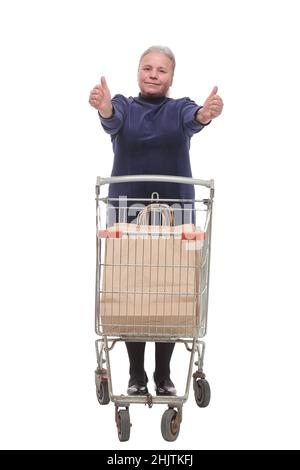 Vue de face d'une femme âgée souriante avec un chariot montrant les pouces Banque D'Images