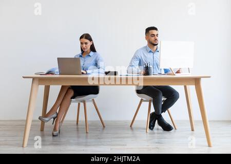 Portrait des collègues travaillant ensemble au bureau Banque D'Images