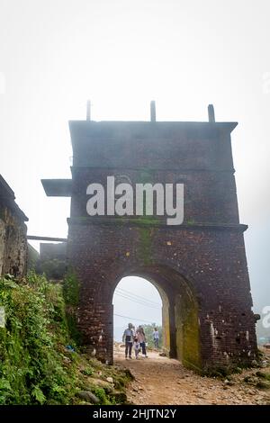 Laissé sur les restes d'une ancienne fortification de la guerre du Vietnam maintenant une attraction touristique et photo op. Banque D'Images