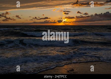 Coucher de soleil sur la plage de sable de la mer Baltique Banque D'Images