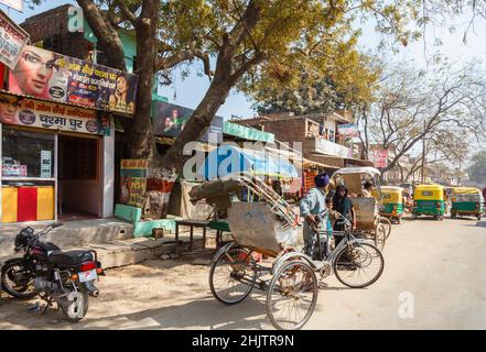 Pousse-pousse à vélo d'époque et boutiques de bord de route locales dans un village qui s'approche de Varanasi (anciennement Banaras ou Benares), une ville de l'Uttar Pradesh, au nord de l'Inde Banque D'Images