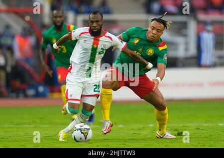 Yaoundé, Cameroun, 9 janvier 2022 : Blati Touré du Burkina Faso et Pierre Kunde du Cameroun pendant le Cameroun contre le Burkina Faso - coupe des nations d'Afrique au stade Paul Biya.Prix Kim/CSM. Banque D'Images