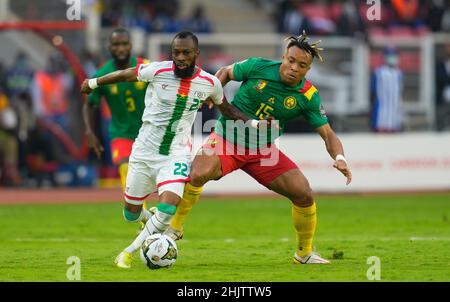 Yaoundé, Cameroun, 9 janvier 2022 : Blati Touré du Burkina Faso et Pierre Kunde du Cameroun pendant le Cameroun contre le Burkina Faso - coupe des nations d'Afrique au stade Paul Biya.Prix Kim/CSM. Banque D'Images