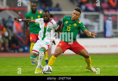 Yaoundé, Cameroun, 9 janvier 2022 : Blati Touré du Burkina Faso et Pierre Kunde du Cameroun pendant le Cameroun contre le Burkina Faso - coupe des nations d'Afrique au stade Paul Biya.Prix Kim/CSM. Banque D'Images