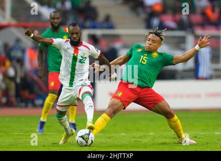 Yaoundé, Cameroun, 9 janvier 2022 : Blati Touré du Burkina Faso et Pierre Kunde du Cameroun pendant le Cameroun contre le Burkina Faso - coupe des nations d'Afrique au stade Paul Biya.Prix Kim/CSM. Banque D'Images