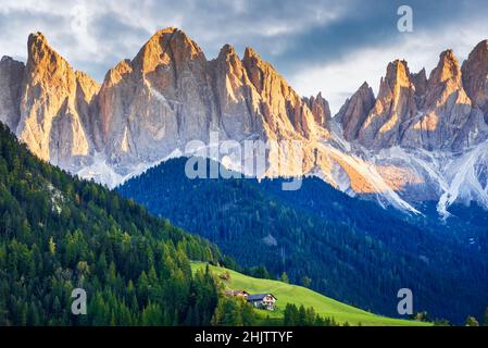 Val di Funes, Italie - Odle Ridge, montagnes idylliques des Dolomites dans la vallée de Funes, Tyrol du Sud, Alpes italiennes au coucher du soleil d'automne. Banque D'Images