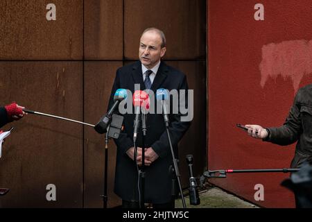 Derry, Royaume-Uni.30th janvier 2022.Taoiseach (Premier ministre irlandais) Micheál Martin s'adresse à la presse après avoir assisté à une cérémonie de commémoration des victimes du massacre sanglant du dimanche.des centaines de personnes se sont rassemblées dimanche à Derry pour rendre hommage aux proches de ceux qui ont été tués dans le massacre sanglant du dimanche cinquante ans auparavant.Le 30th janvier 1972, les militants des droits civils qui ont défilé à Derry ont été abattus par des parachutistes britanniques, ce qui a entraîné la mort de 14 personnes et les blessures de dizaines d'autres personnes.Crédit : SOPA Images Limited/Alamy Live News Banque D'Images