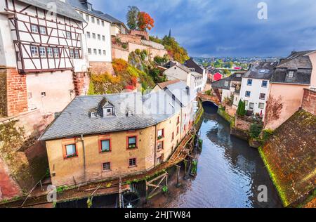 Bernkastel-kues, Allemagne. Vue urbaine avec Leuk River et de vieux moulins à eau historique au crépuscule Banque D'Images