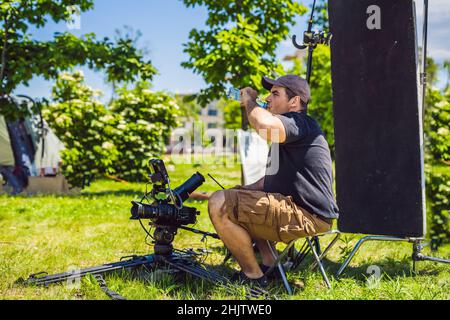 Processus de prise de vue sur le cinéma étape - Définir la production commerciale, l'emplacement extérieur.Profeccional exploite la caméra caméraman Banque D'Images